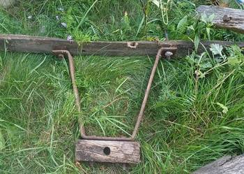 Stary drewniany wał kołowrotu studni z korbą lata 50. retro vintage ogrodow