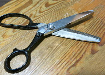 Nożyczki krawieckie z 6 cm ostrzem w ząbki, 225 g, Japońskiej firmy Maxco.