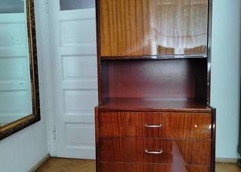Szafka z barkiem, wzór mahoń-połysk z epoki PRL (1973) regał / szafa