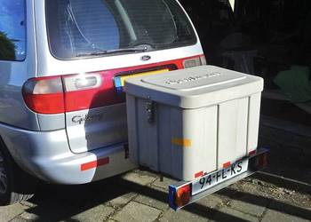 Box na hak holowniczy.