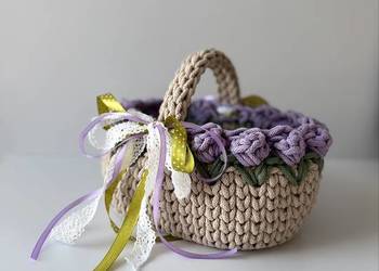 Koszyczek wielkanocny z tulipanami