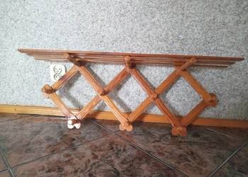 Wieszak drewniany z półką 7 uchwytów