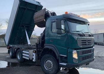 wywrotka 6x6 z dzwigiem Volvo