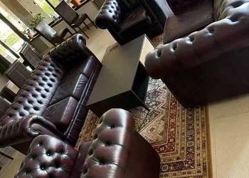 Sofy z fotelami Chesterfield