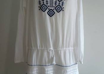 Sukienka Biała Zdobiona Niebieskim Haftem i Koronką w stylu  Boho Bawełna