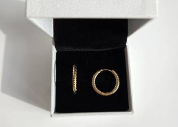 Kolczyki obręcze Pandora Moments Charm Platerowanie z 14k złota