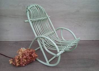Drewniany bibelot - wiklinowy fotel bujany miniatura