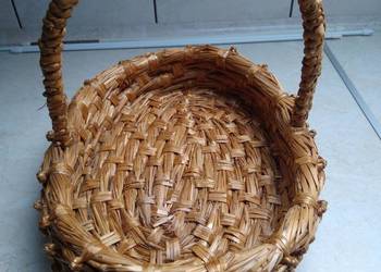Koszyk ze słomy z czasów PRL