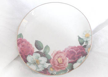 elegancki talerzyk z porcelany, kwiaty talerzyk deserowy, ładny talerz  por