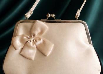 Torebka vintage z satyny w kolorze jasnobeżowym / ecru z kokardą z przodu i