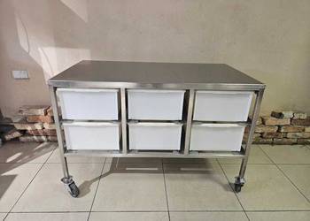 Masywny stół piekarniczy z pojemnikami i kółkami 124x69x82