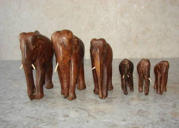 stado słoni, indyjskie drewniane figury