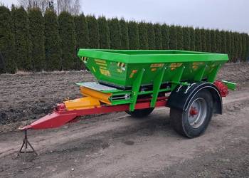 Rozsiewacz wapna rcw3 /piast /wapniarka