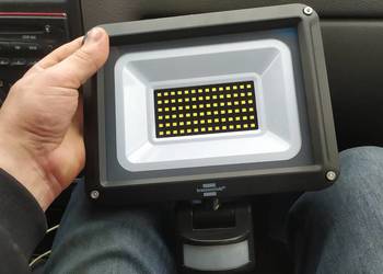 Lampa ledowa z czujnikiem ruchu nowa