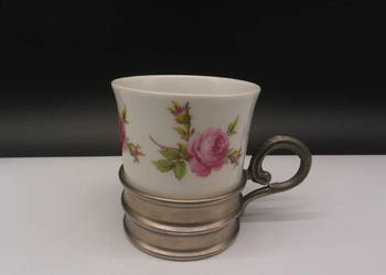 Filiżanka porcelanowa do espresso/ mokki, umieszczona w cynowym koszyczku
