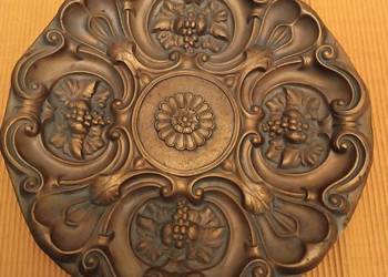 Metaloplastyka, ozdobny talerz do zawieszenia na ścianę