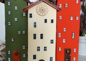 Domki sosnowe z ozdobnymi detalami – dekoracyjna zabudowa.