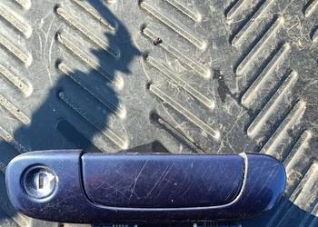 Klamka zewnętrzna lewy przód Mazda Premacy I lift 22A