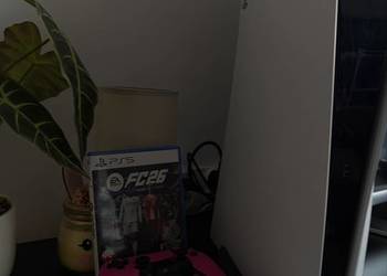 PlayStation 5 825 GB + 2 pady DualSense + EA Sports FC 26 – stan bardzo dob