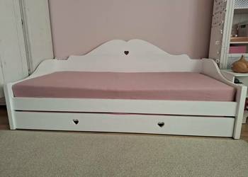 Zestaw drewnianych białych mebli