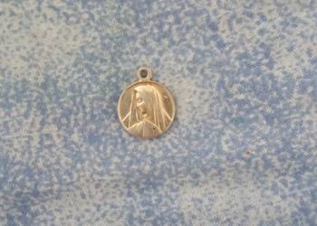 Medalik z Matką boską.