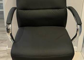 Krzesło obrotowe z regulacją wysokości na kółkach