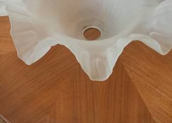 Duży klosz z kryzą z matowego szkła