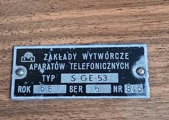 Stary gramofon w obudowie drewnianej