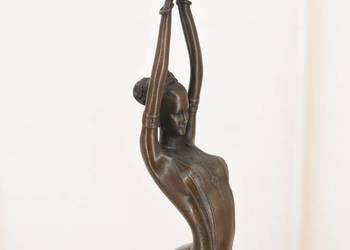 Kobieta w Sukni Z Gołębiem - Brąz - Wielka Figura z Brązu - Rzeźba