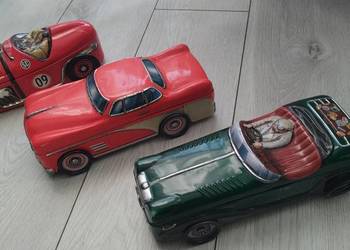 Stare puszki w kształcie samochodów