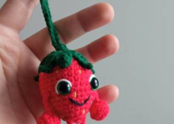 Brelok do kluczy wykonany na szydełku, truskawka