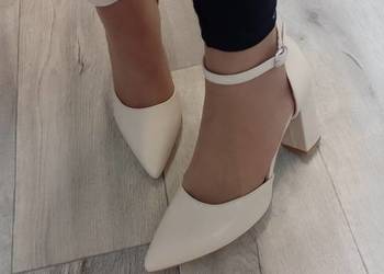 (43) Beżowe czółenka wieczorowe z zapięciem, NOWE