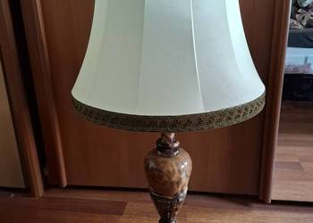 Elegancka lampa stojąca w klasycznym stylu