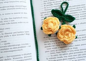 Różyczki wykonane na szydełku, brelok, zakładka do książki