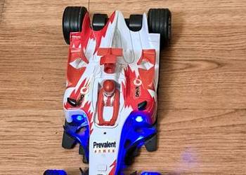 Biało-czerwona wyścigówka, formuła zdalnie sterowana, na pilota