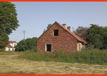 Duża działka z domkiem nad jeziorami z widokiem na las.
