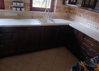 Regał kuchenny z lodówką i kuchnią indukcyjną