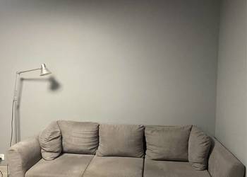 Narożnik szary rozkładany z funkcją spania i pojemnikiem na pościel Agata