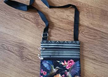 Torebka damska podróżna na regulowanym pasku