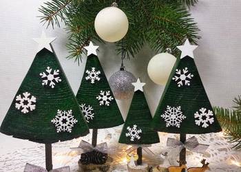 Zielone dekoracyjne choineczki.