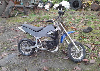 Mini cross dla dzieci, pali, jeździ, hamuje.