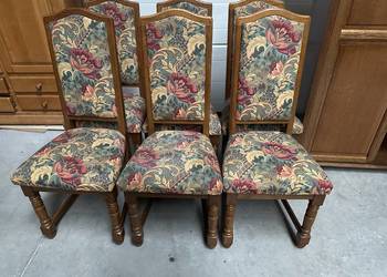 Dębowe krzesła z tapicerką w kwiaty
