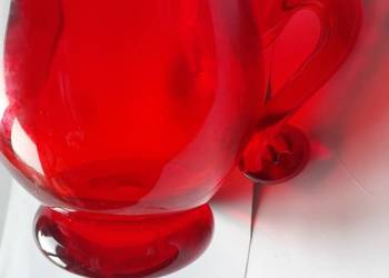 Mały dzbanek - pucharek  grube szkło czerwone PRL