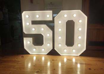 Cyfra ,,50,,w 3D-cena za komplet.