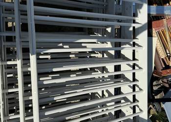 Solidne balustrady/wygrodzenia malowane proszkowo.