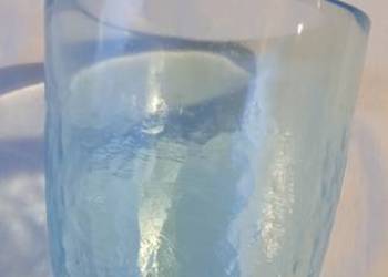 Ciekawy wazon - szklanica, szkło optyczne turkusowe. Ciekawy wazon - szklanica, szkło optyczne turkusowe.