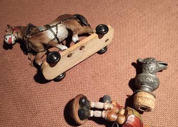 antyki - dwie zatyczki do butelek i konik na kółeczkach
