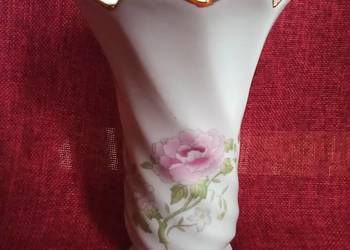 Wazon z różową różą. Na białej porcelanie Wazon z różową różą. Na białej porcelanie