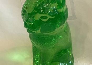 Figurka niedźwiadka ze szkła uranowego