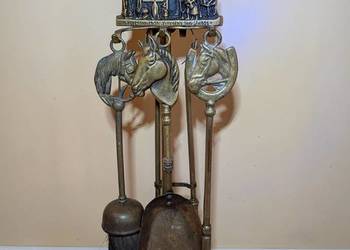 Zestaw kominkowy wykonany z mosiądzu.